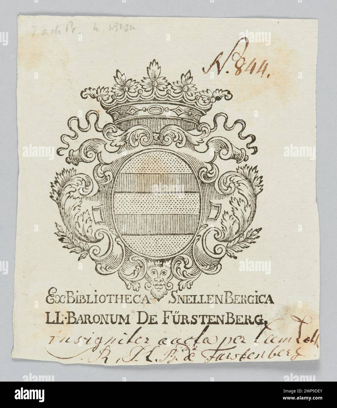 Questa ex-libris del XVIII secolo dalla Bibliotheca Snellenbergica dei Baroni di Fürstenberg è una targa che indica la proprietà e riflette le prime tradizioni araldiche e bibliofile europee moderne. Foto Stock