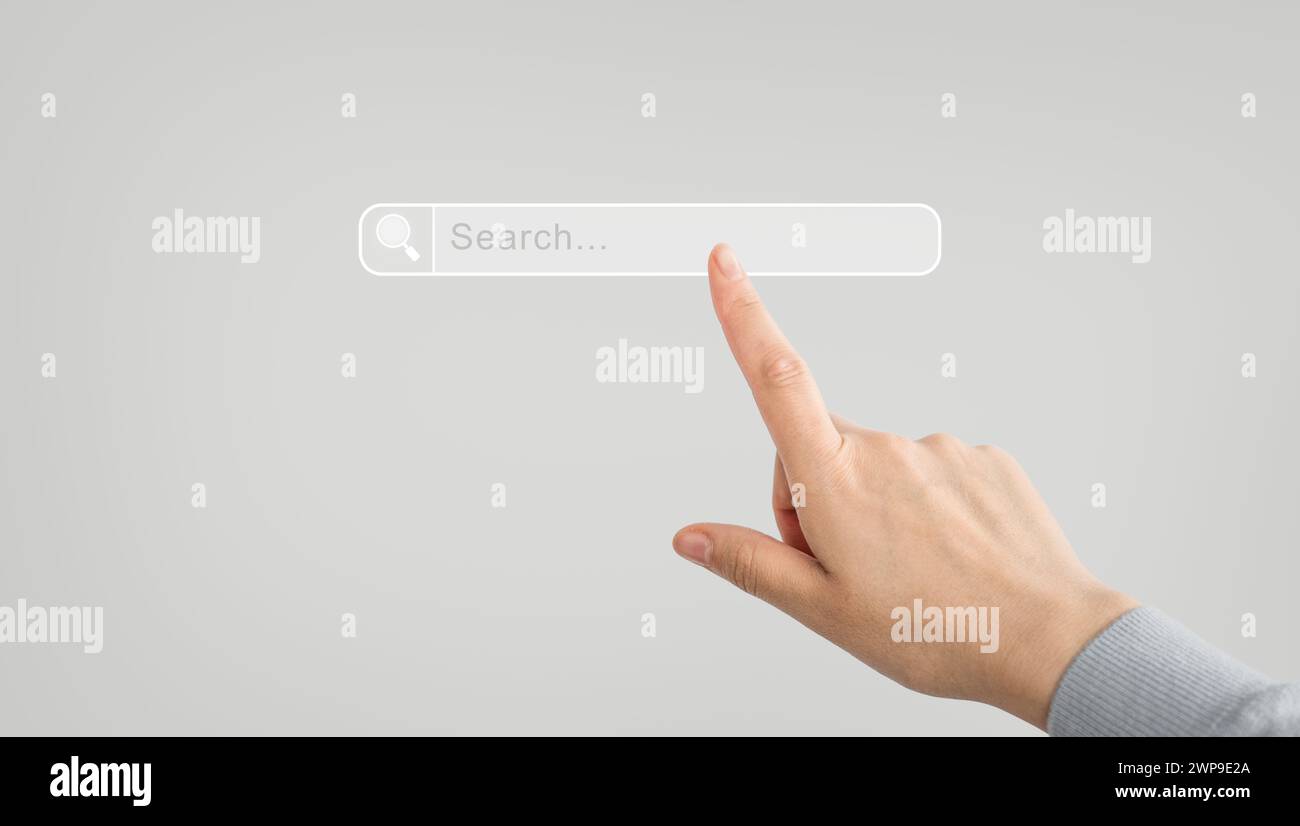 Concetto di ricerca, esplorazione dei dati e condivisione delle informazioni online. Fare clic con la mano su una pagina di ricerca su Internet sullo schermo a sfioramento di un computer. Finger presse Foto Stock