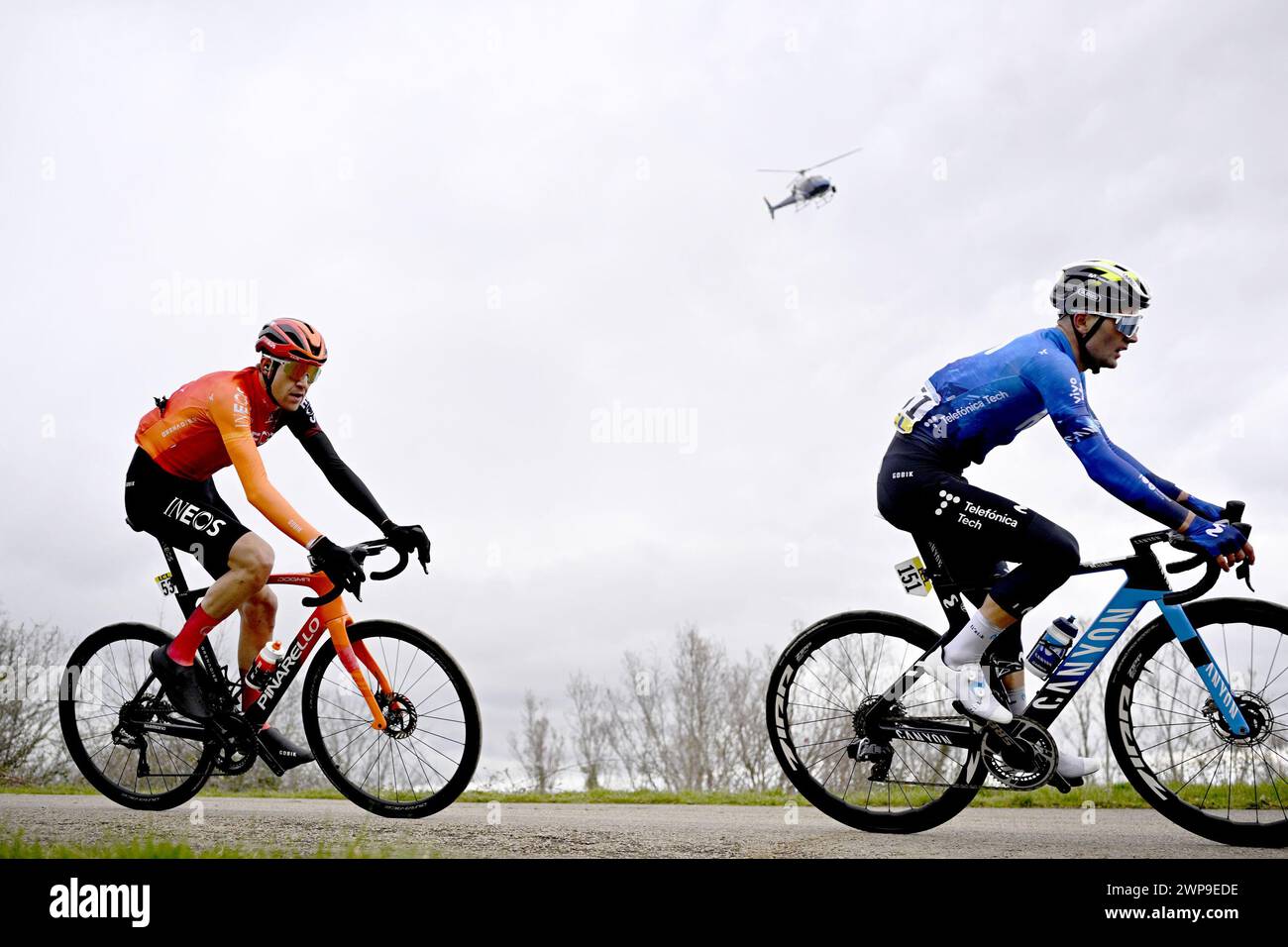 Mont Brouilly, Francia. 6 marzo 2024. Il belga Laurens De Plus di Ineos Grenadiers e il portoghese Ruben Guerreiro del Movistar Team nella foto in azione durante la quarta tappa della gara a tappe Parigi-Nizza di otto giorni, una gara di 183 km da Chalon-sur-Saone a Mont Brouilly, Francia, mercoledì 06 marzo 2024. BELGA PHOTO JASPER JACOBS credito: Belga News Agency/Alamy Live News Foto Stock