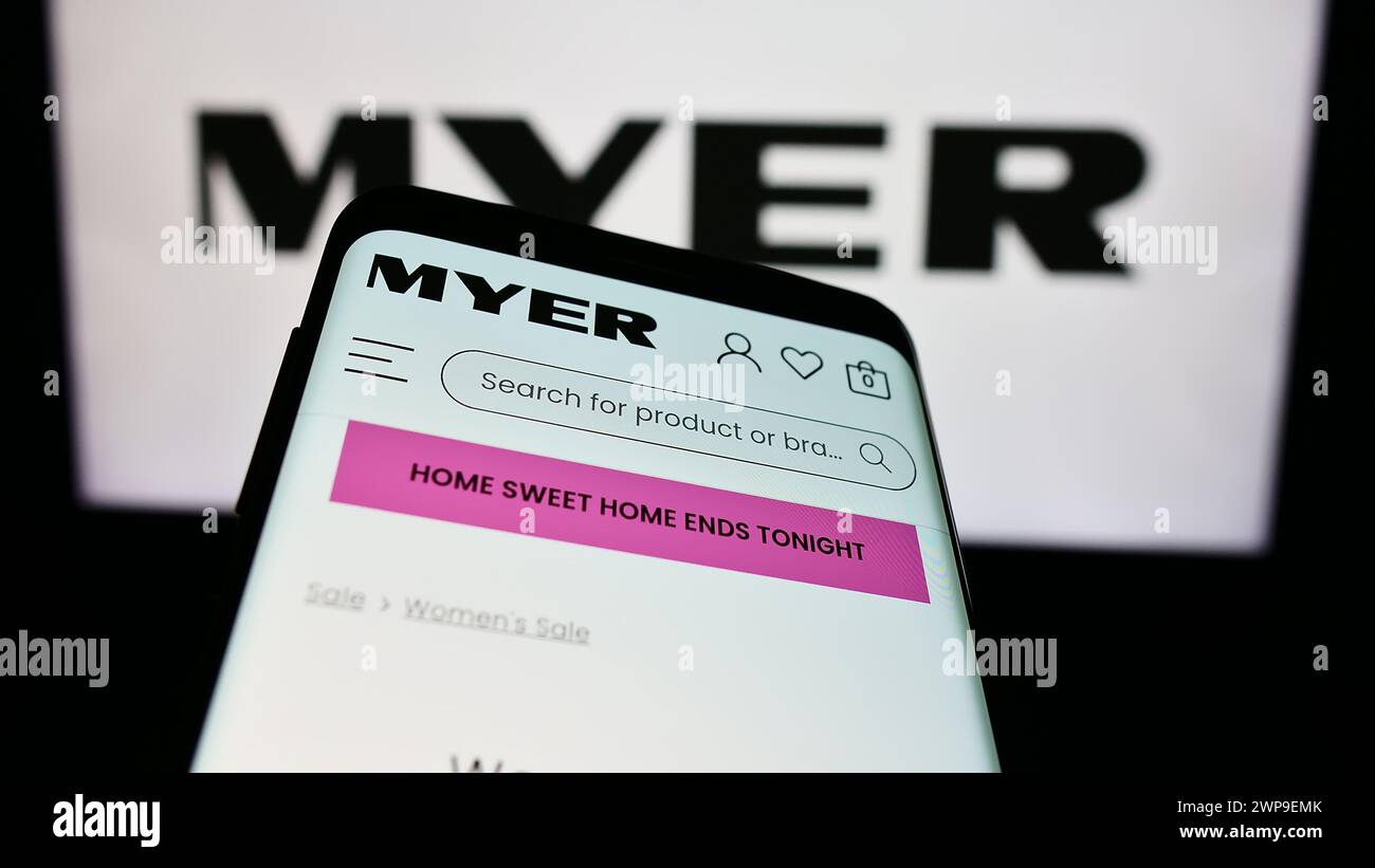 Telefono cellulare con pagina Web della società di vendita al dettaglio australiana Myer Holdings Ltd. Davanti al logo aziendale. Messa a fuoco al centro del display del telefono. Foto Stock