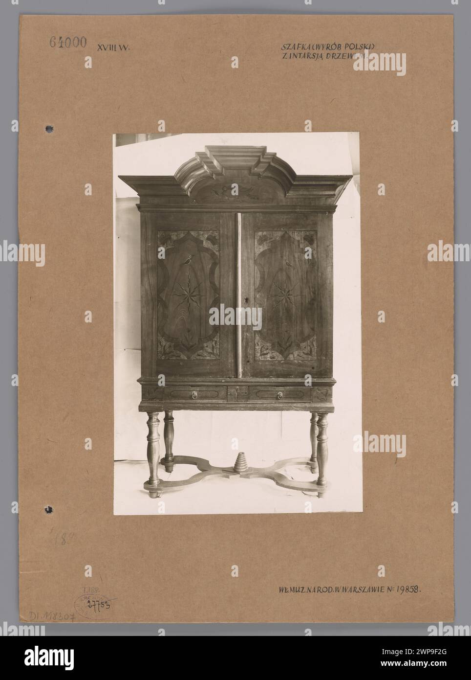 Guardaroba a doppia ala dei primi anni del XVIII secolo, dalla collezione di Konstanty e Helena Tarasowicz, registrato nel Museo Nazionale di Varsavia dal 1919, mostra costruzioni in legno e doppie porte. Foto Stock