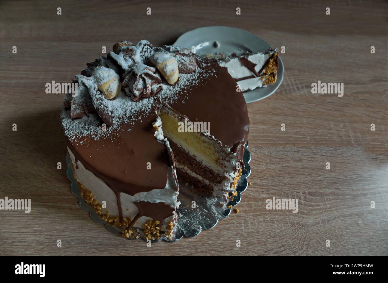 Torta al cioccolato di compleanno con decorazioni ricche, Sofia, Bulgaria Foto Stock