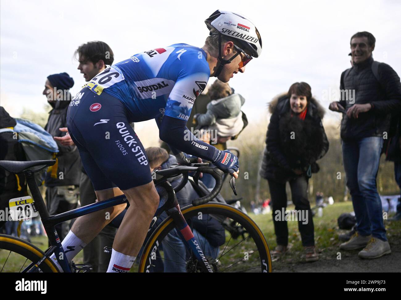 Mont Brouilly, Francia. 6 marzo 2024. Il belga Ilan Van Wilder di Soudal Quick-Step nella foto in azione durante la quarta tappa della gara ciclistica di otto giorni Parigi-Nizza, una gara di 183 km da Chalon-sur-Saone a Mont Brouilly, Francia, mercoledì 06 marzo 2024. BELGA PHOTO JASPER JACOBS credito: Belga News Agency/Alamy Live News Foto Stock