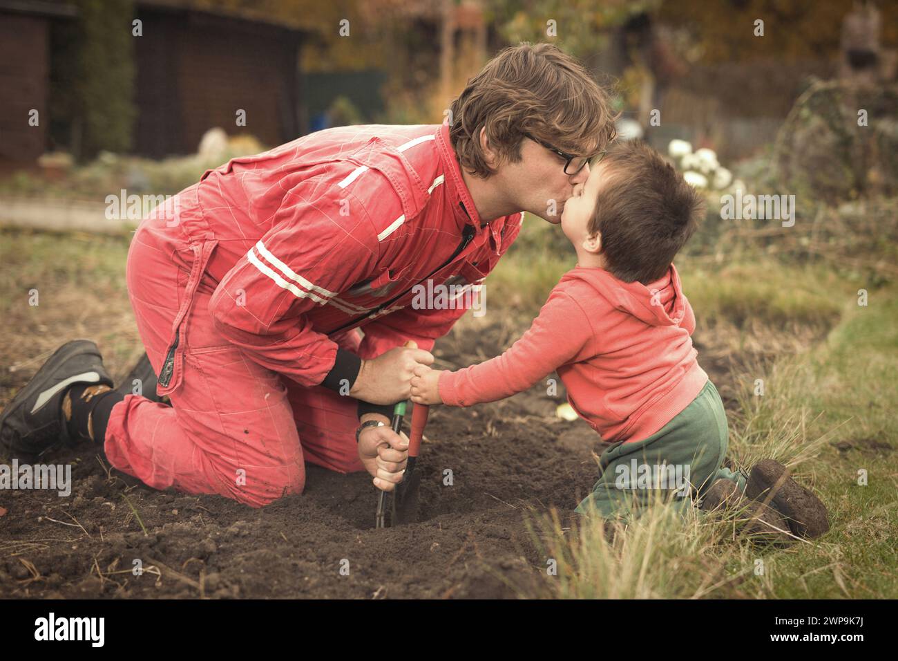 Bambino con suo padre che gioca come artigiano e giardiniere in autunno Foto Stock