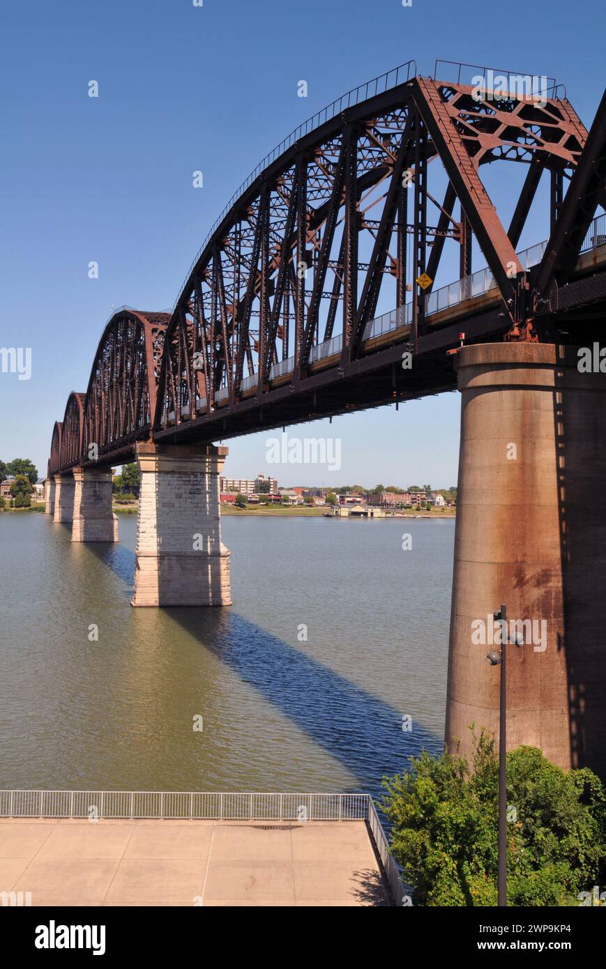 Aperto a pedoni e ciclisti, il Big Four Bridge, un ex ponte ferroviario, attraversa il fiume Ohio tra Louisville e Jeffersonville, Indiana. Foto Stock