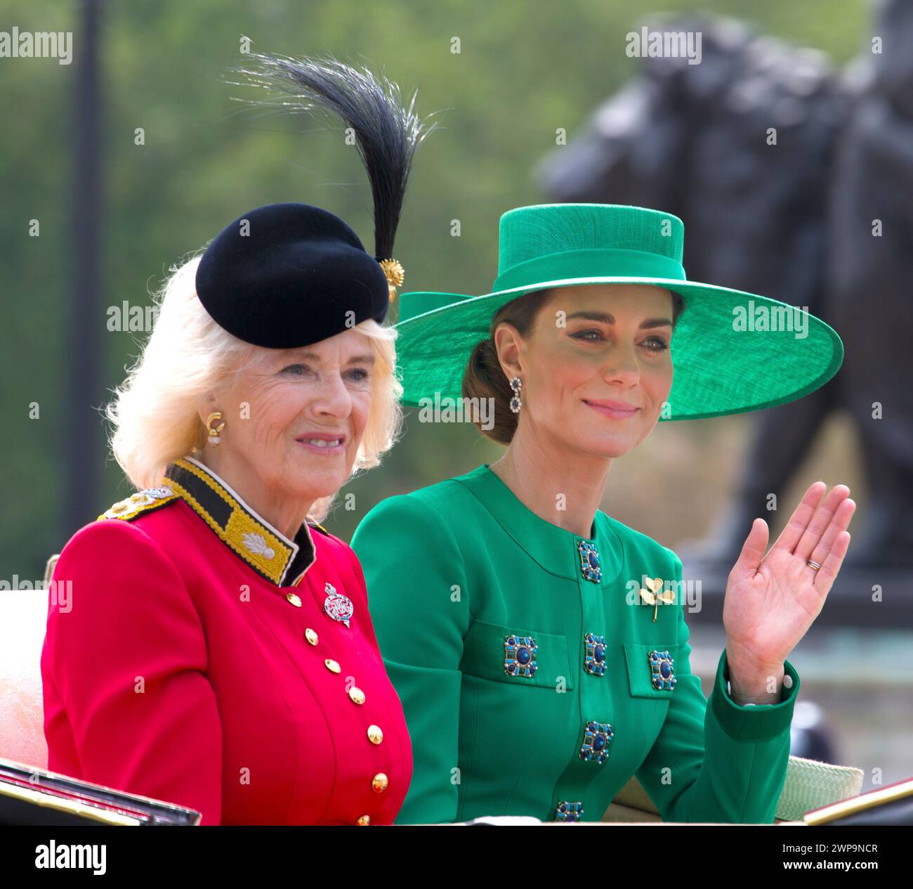 Kate Middleton Principessa di Galles e Regina Camilla in Open Carriage Trooping the Colour Color Londra Inghilterra Foto Stock