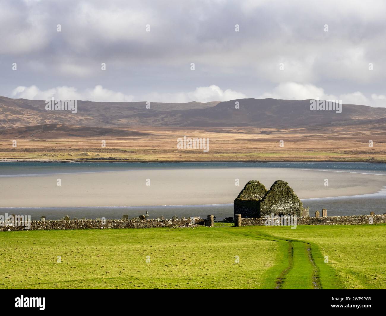 Kilnave Chapel e croce sul Loch Gruinart, Islay, Scozia, Regno Unito, che fu costruito intorno alla fine degli anni '1300 con la croce costruita intorno al 700. Foto Stock