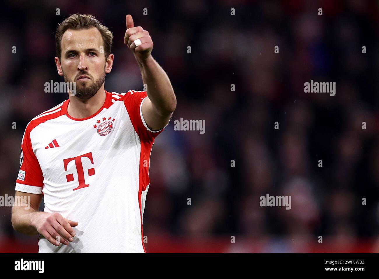 Monaco, Germania. 5 marzo 2024. Harry Kane del Bayern Monaco gesti durante il turno di andata e ritorno della UEFA Champions League di 16 partite tra il Bayern Munchen e la SS Lazio all'Allianz Arena il 5 marzo 2024 a Monaco, Germania. Crediti: Marco Canoniero/Alamy Live News Foto Stock