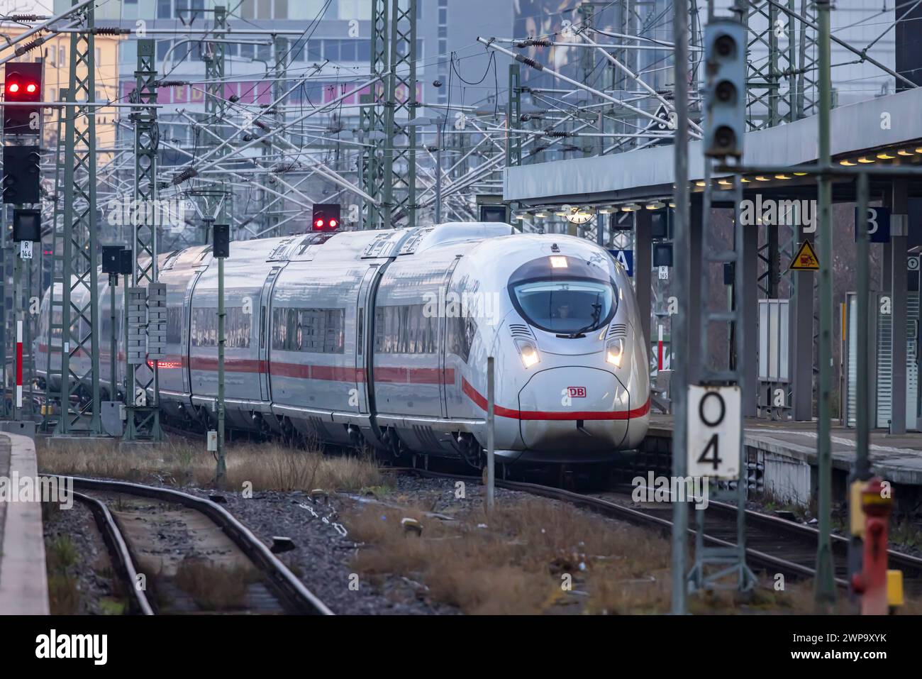 Hauptbahnhof Stuttgart, Gleisvorfeld mit Signalanalge und ICE. // 02.03.2024: Stoccarda, Baden-Württemberg, Deutschland, Europa *** stazione centrale di Stoccarda, piazzale con sistema di segnalazione e ICE 02 03 2024 Stoccarda, Baden Württemberg, Germania, Europa Foto Stock