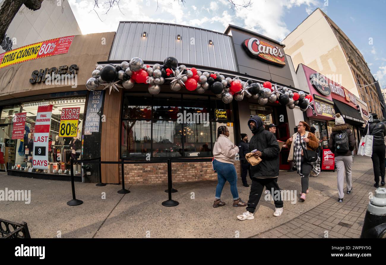 Orde di amanti del dito di pollo affluiscono alla grande apertura del nuovo negozio di Raising cane ad Harlem, New York, martedì 27 febbraio 2024. La catena di fast food con sede in Louisiana serve solo finger food di pollo con contorni di accompagnamento e prevede di aprire 25 sedi a New York City entro i prossimi tre anni. La catena ha oltre 740 ristoranti in 36 stati, il Medio Oriente e il territorio di Guam. (© Richard B. Levine) Foto Stock