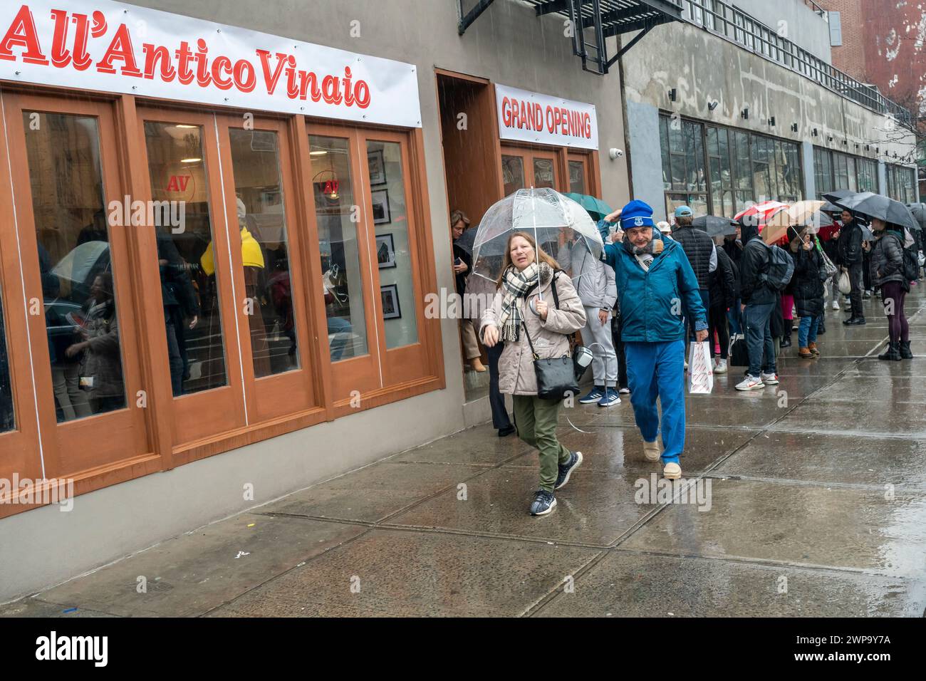 Centinaia di persone aspettano in fila sotto la pioggia battente all'inaugurazione di una filiale della paninoteca fiorentina all'Antico Vinaio nel Greenwich Village di New York sabato 2 marzo 2024. La famosa catena ha regalato 1000 panini gratuiti agli intrepidi schnorrers che hanno sfidato il tempo per ore. (© Richard B. Levine) Foto Stock