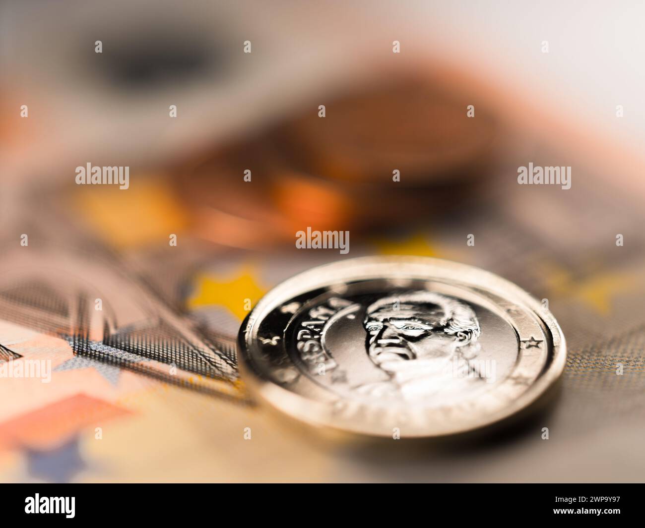 1 moneta in euro su una banconota da 50 euro Foto Stock