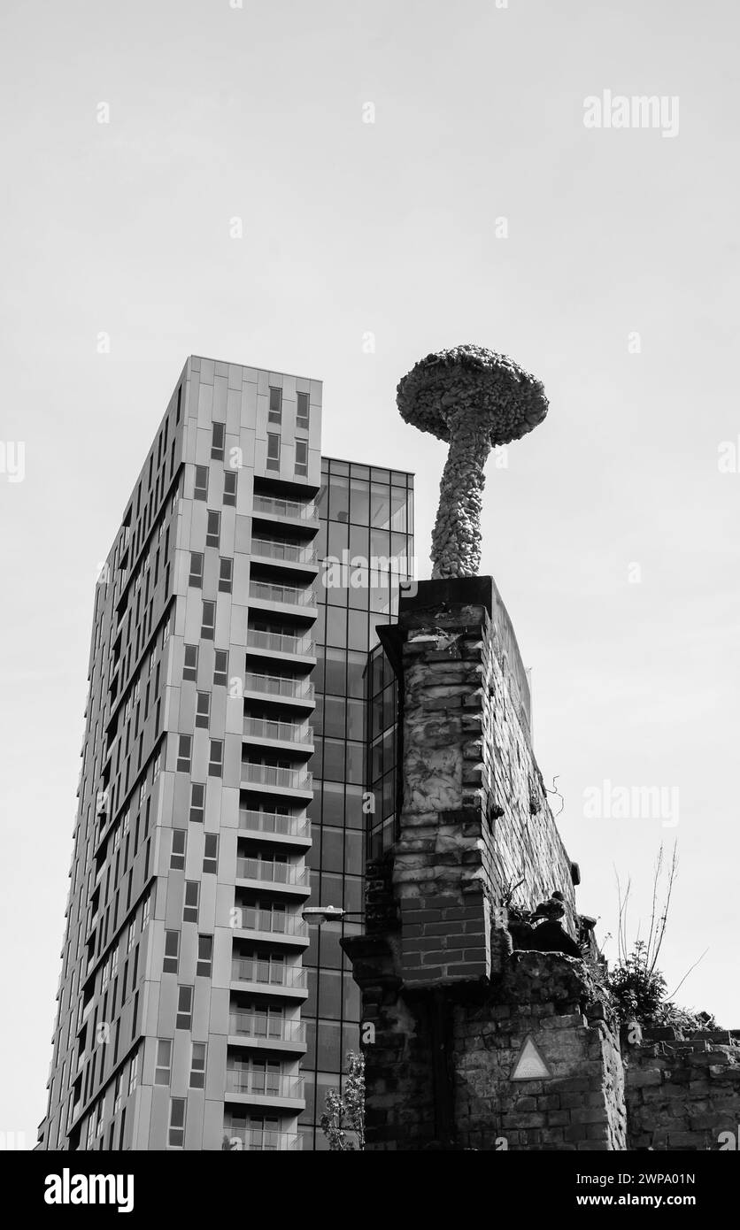 Londra, Inghilterra, Regno Unito - 4 maggio 2014: Fungo (stile Christiaan Nagel) su pareti in mattoni in rovina e edificio moderno sullo sfondo. L'arte urbana a Shoreditch lo sono Foto Stock