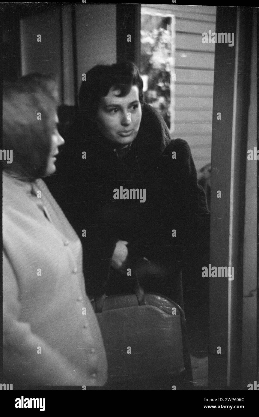 I viaggiatori ricevono informazioni sul passaporto alla stazione estera dell'aeroporto di Varsavia nel 1959 durante l'ispezione doganale. Foto Stock