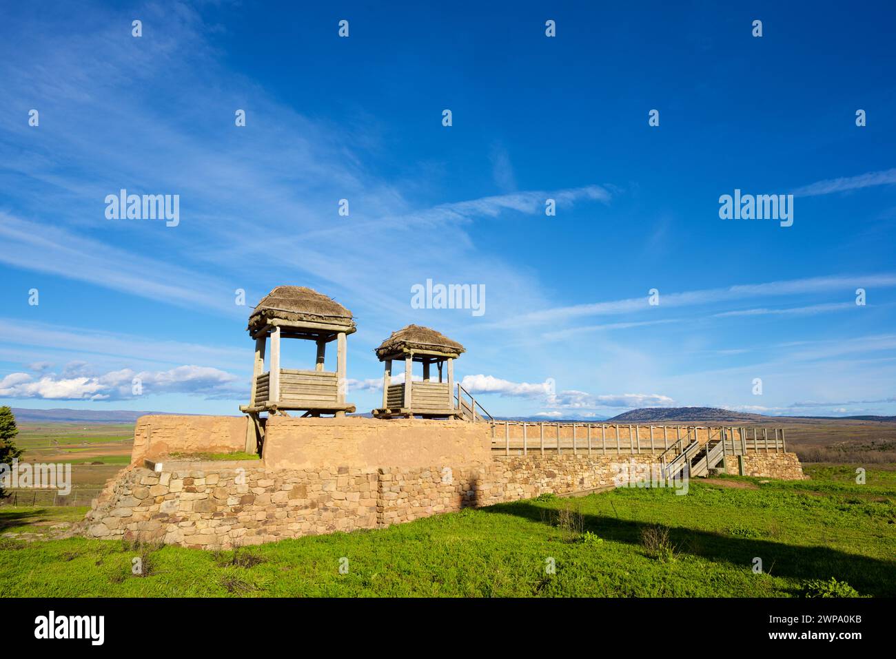 Ricreazione del muro difensivo nell'insediamento celtiberiano di Garray, provincia di Soria, Castilla Leon in Spagna. Foto Stock