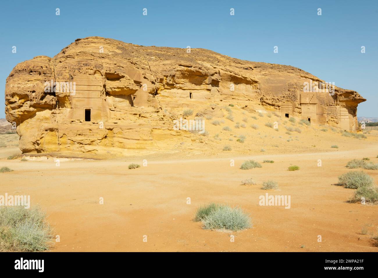 Jabal al-Ahmar è uno dei caratteristici affioramenti rocciosi della città di al-Hijr, Arabia Saudita Foto Stock