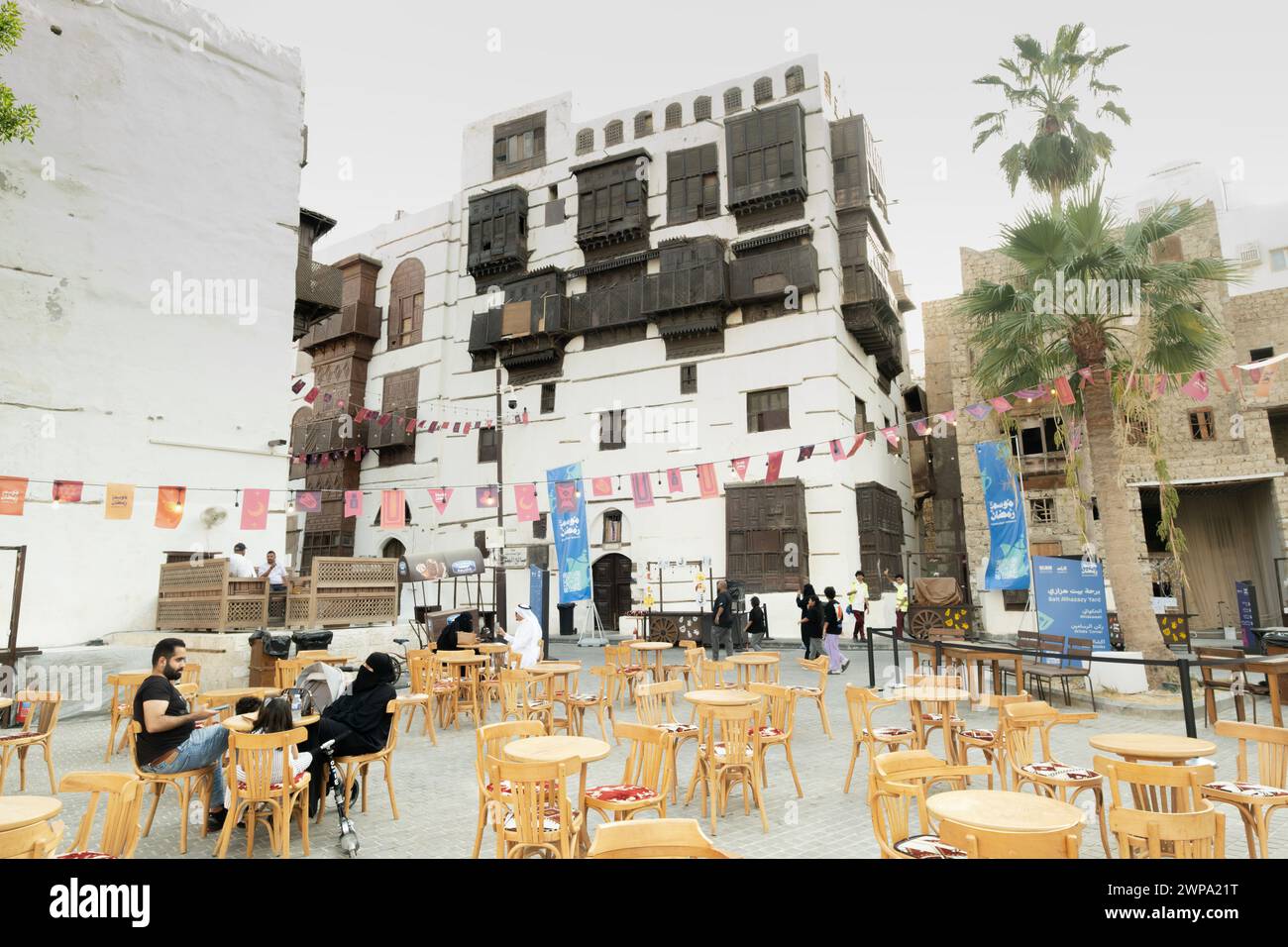 Storica scena urbana con ambiente da caffe' all'aperto, Jeddah, Arabia Saudita Foto Stock