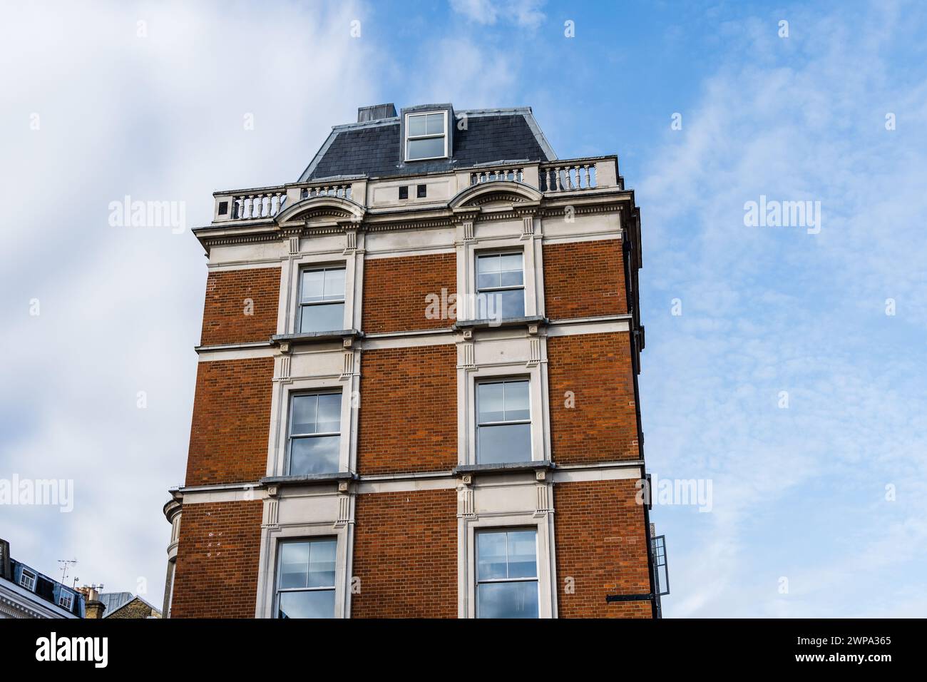 Vista ad angolo basso del vecchio edificio residenziale di lusso a Londra. Concetto immobiliare Foto Stock