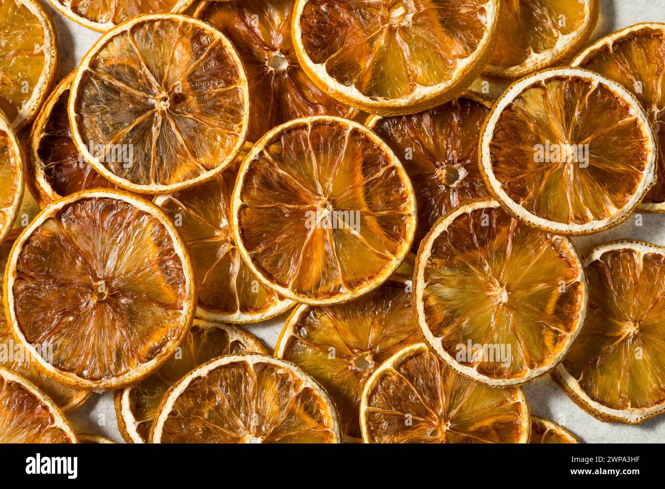 Fette di limone secco disidratate in una ciotola Foto Stock