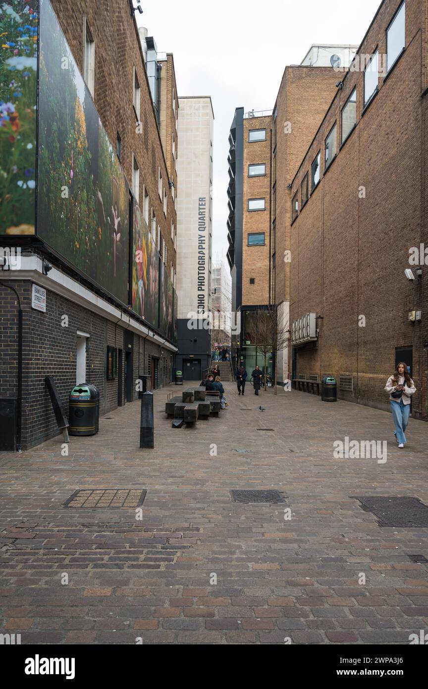 Soho Photography Quarter uno spazio culturale all'aperto per mostre ed eventi all'aperto intorno a Ramillies Street Londra Regno Unito Foto Stock