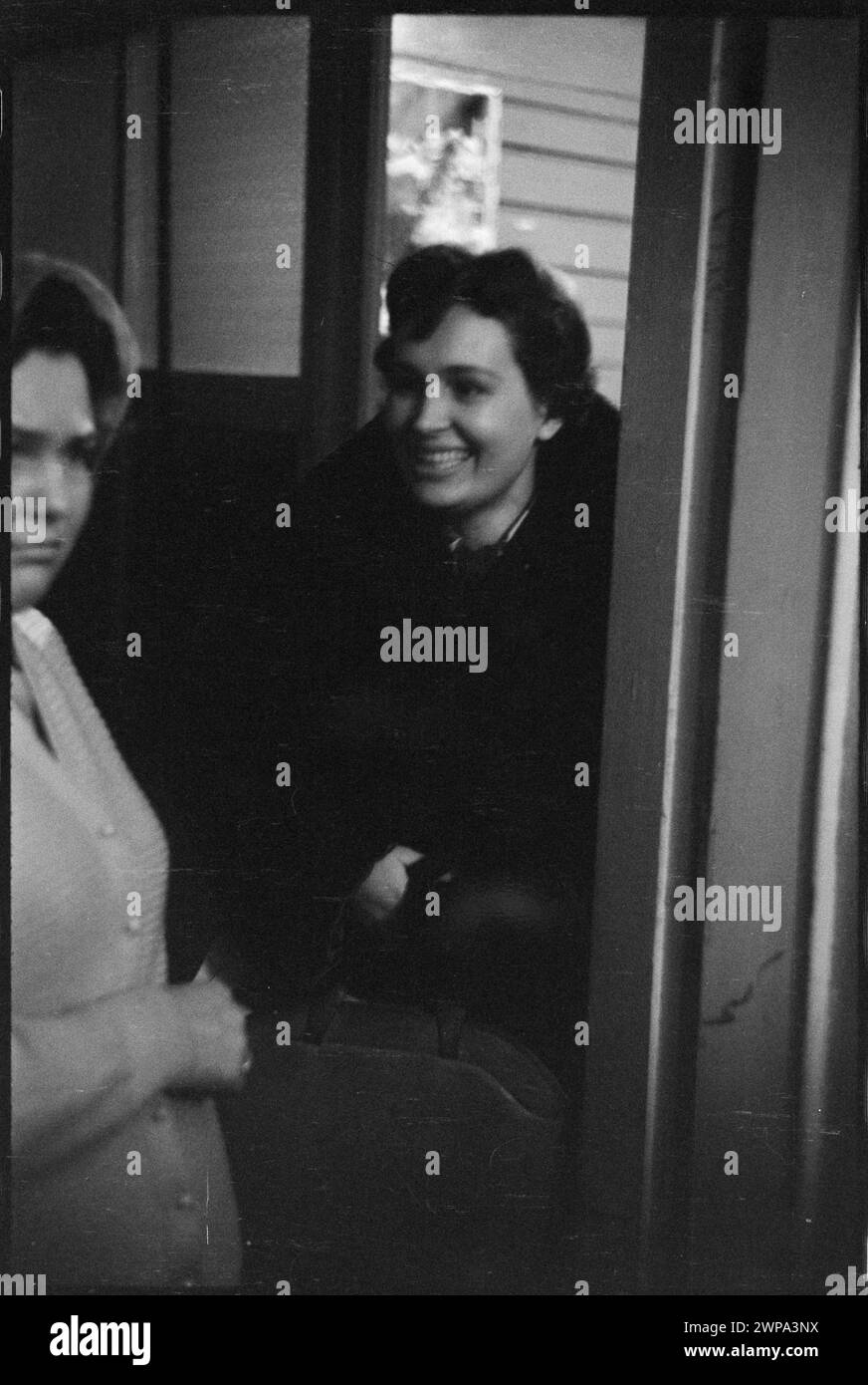 Fotografia che mostra le informazioni sul passaporto doganale per i viaggiatori alla stazione estera dell'aeroporto di Varsavia nel 1959. Foto Stock