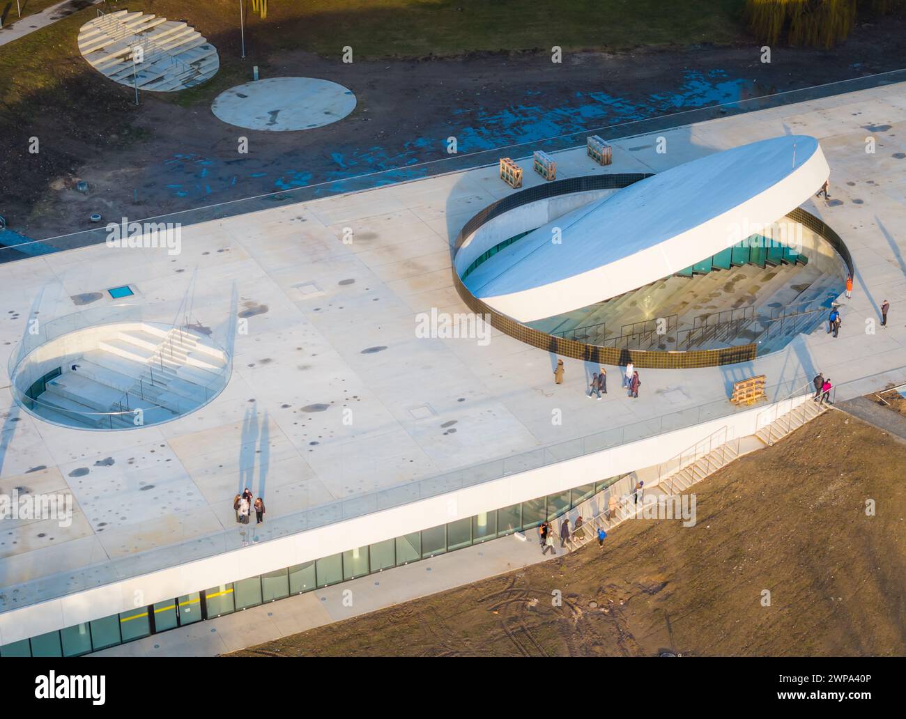 Foto aerea del museo della scienza in costruzione sull'isola di Nemunas nel centro della città di Kaunas. Museo che si chiamerà Science Island Foto Stock