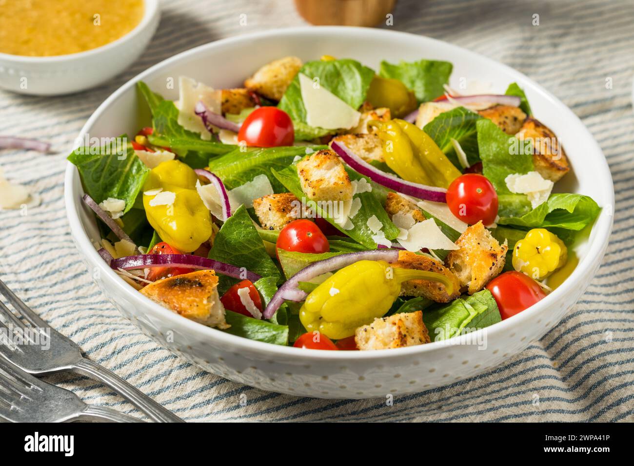 Sana insalata mediterranea italiana con pomodori e peperoni Foto Stock
