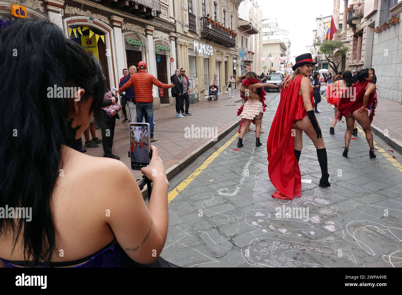 CUENCA-ARTE con TIZA-POR EL dia DE LA MUJER Cuenca, Ecuador 6 de marzo de 2024. El arte con tiza ExpresArte somos uno se plasma a lo largo de la calle Bolivar la manana de hoy, con Ideas de igualdad de gÃ nero con motivo del dia Internacional de la Mujer. foto Boris Romoleroux/API. SOI-CUENCA-ARTECONTIZA-PORELDIADELAMUJER-d80a852fdbd6d424338c1b446d75447c *** CUENCA ARTE CON GESSO PER WOMENS DAY Cuenca,Ecuador 6 marzo 2024 Arte con gesso ExpresArte somos uno siamo una si riflette lungo Bolivar Street questa mattina, in occasione della giornata internazionale delle idee di genere Foto Stock