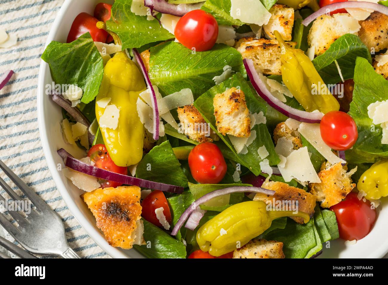 Sana insalata mediterranea italiana con pomodori e peperoni Foto Stock