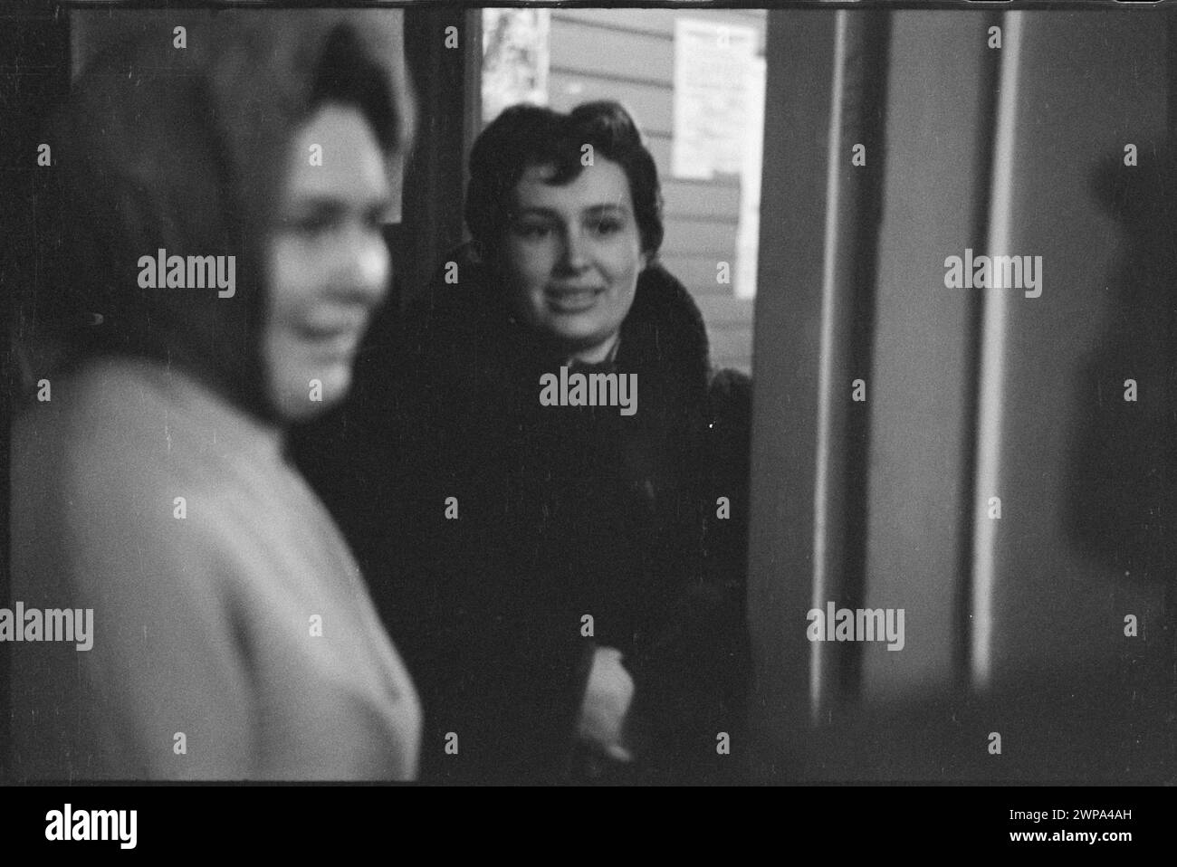 Immagine che mostra un passaporto e un briefing doganale per i viaggiatori presso la stazione estera dell’aeroporto di Varsavia nel 1959, che mette in evidenza le ispezioni e i controlli procedurali. Foto Stock