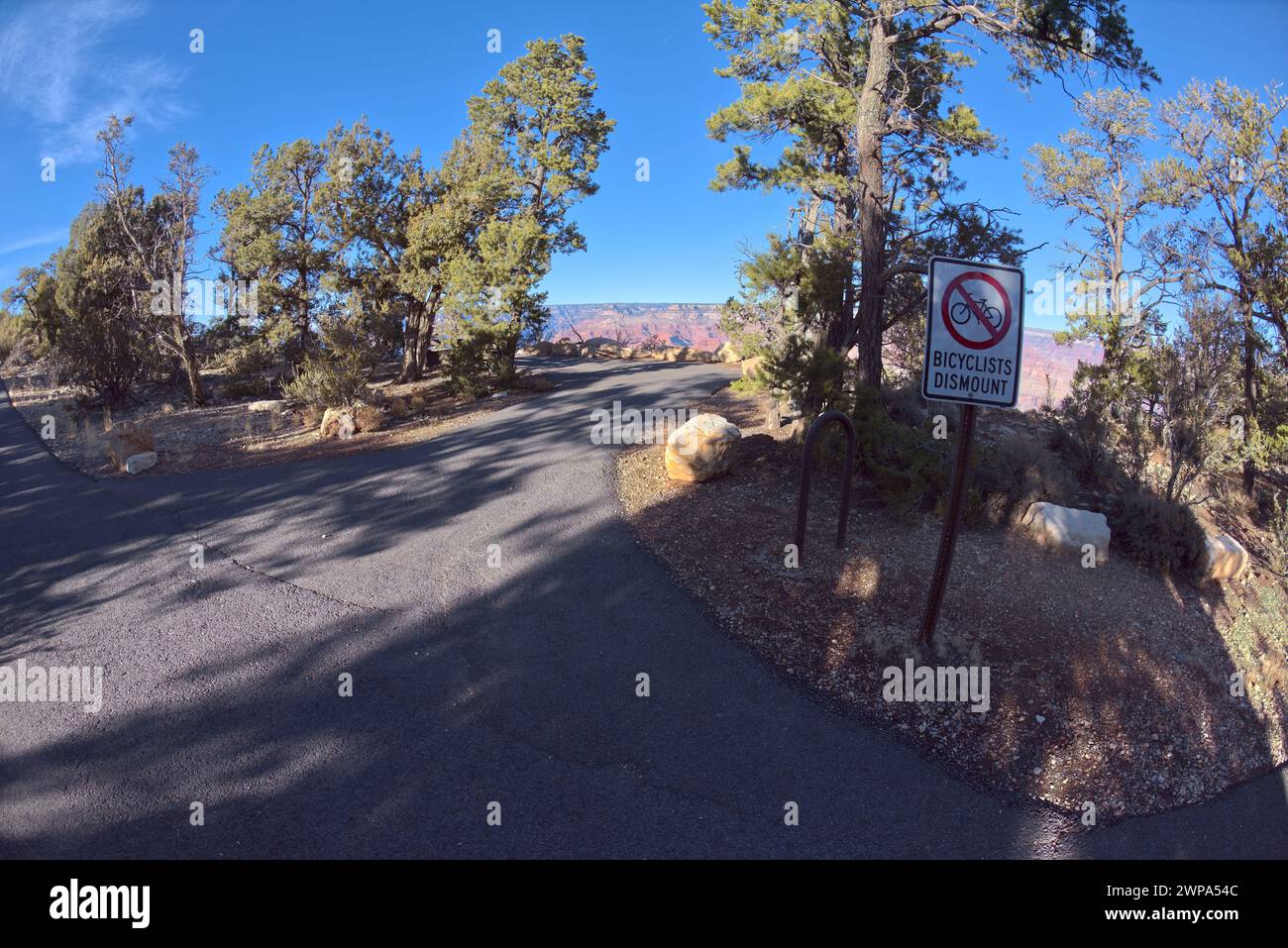 Un piccolo punto panoramico con un cartello che indica ai ciclisti di scendere lungo il Greenway Trail a est di Pima Point, nel Grand Canyon Arizona. Foto Stock