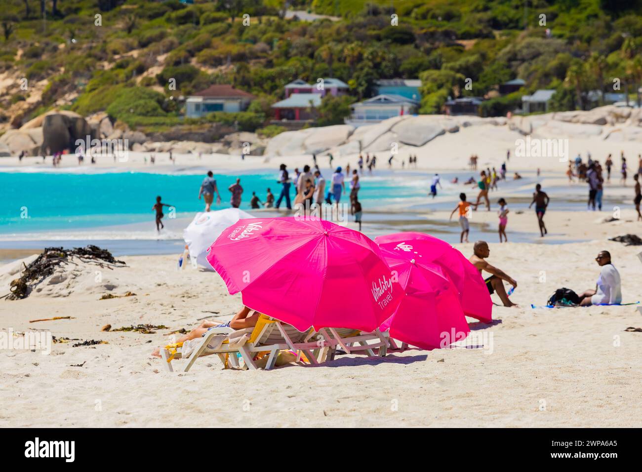 Città del Capo, Sud Africa - 18 febbraio 2023: Vista dei vacanzieri sulla spiaggia di Camps Bay Foto Stock