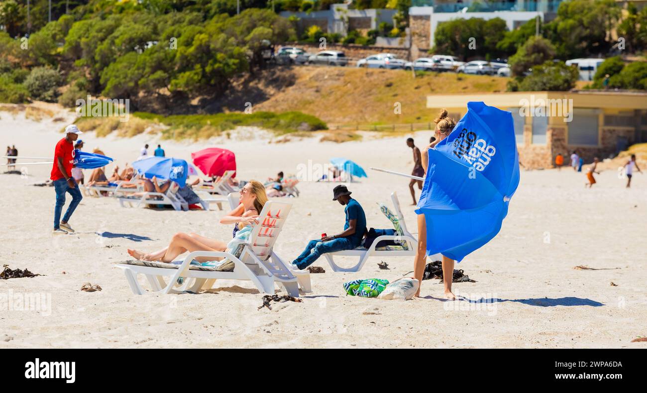Città del Capo, Sud Africa - 18 febbraio 2023: Vista dei vacanzieri sulla spiaggia di Camps Bay Foto Stock