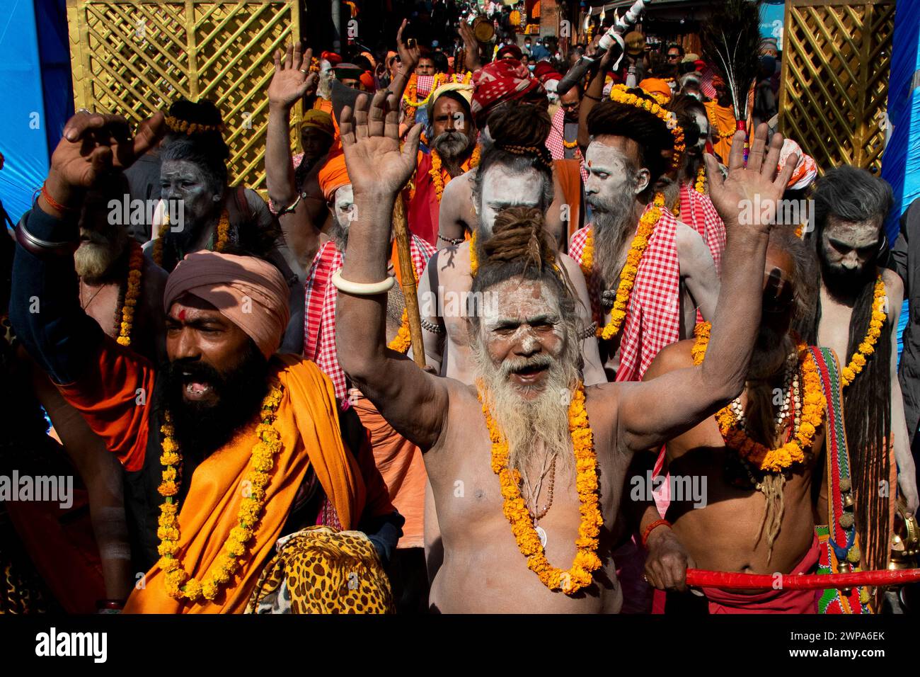 Kathmandu, Nepal. 6 marzo 2024. Il 6 marzo 2024, a Kathmandu, Nepal. Sadhu, un devoto del Signore Shiva, canta inni religiosi e danze mentre partecipa a una processione di raduni in vista del festival 'Maha Shivaratri' presso i locali del sito patrimonio dell'umanità dell'UNESCO, il Tempio Pashupatinath. (Foto di Abhishek Maharjan/Sipa USA) credito: SIPA USA/Alamy Live News Foto Stock