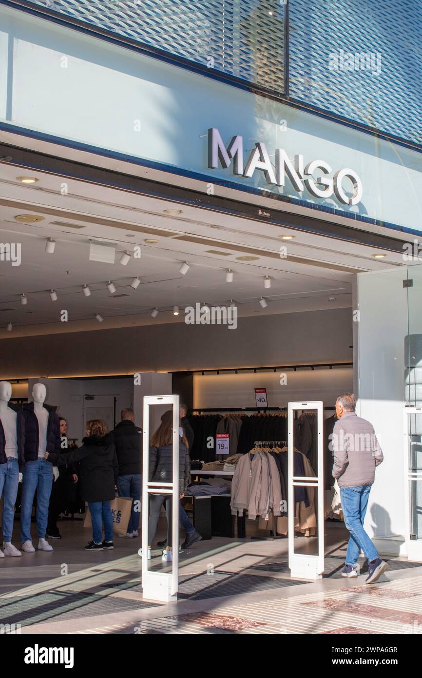 Platja d'Aro, la Costa Brava, Catalunya, Spagna.01 07 2024. Un uomo che entra in uno dei negozi che l'azienda tessile Mango ha sulla Costa Brava Foto Stock