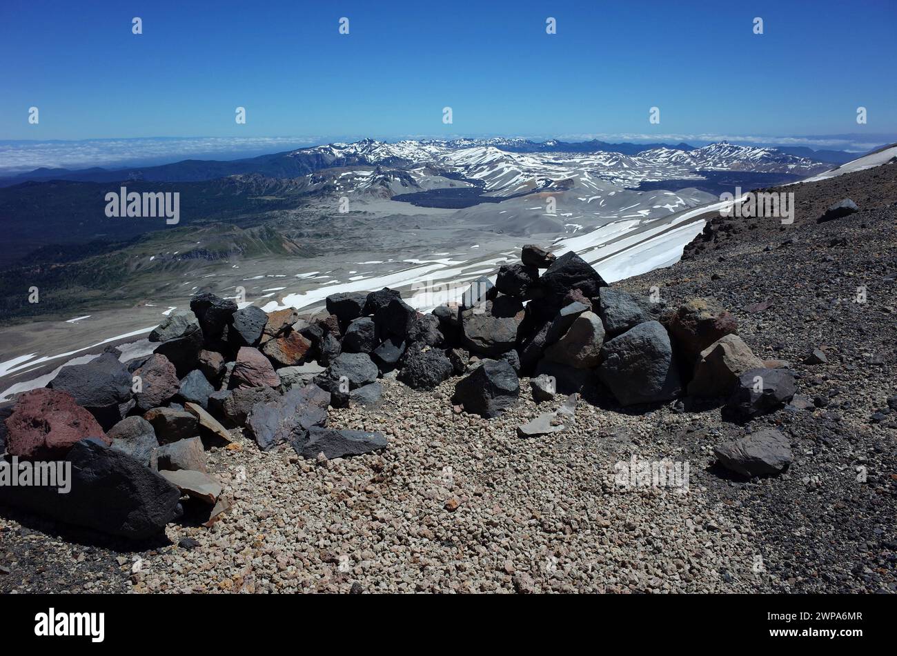 Riparo dal vento su pareti di pietra sulla cima del vulcano Puyehue, Parco Nazionale di Puyehue, Cile. Ande, natura della Patagonia Foto Stock