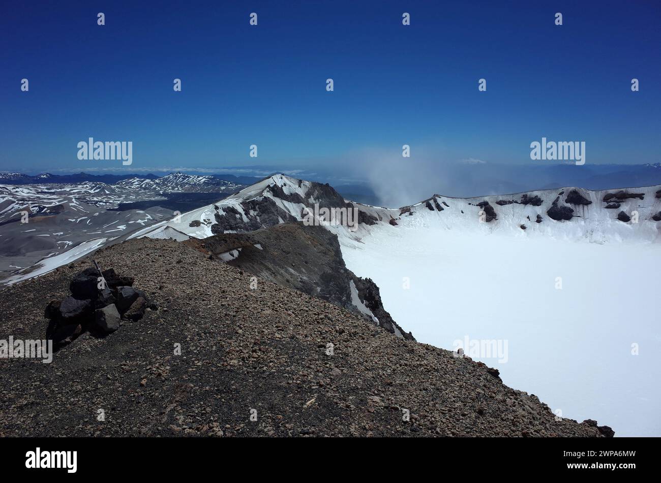 Cratere del vulcano Puyehue pieno di neve, vetta della cupola vulcanica nel Parco Nazionale di Puyehue, Cile. Cintura vulcanica andina, natura della Patagonia Foto Stock