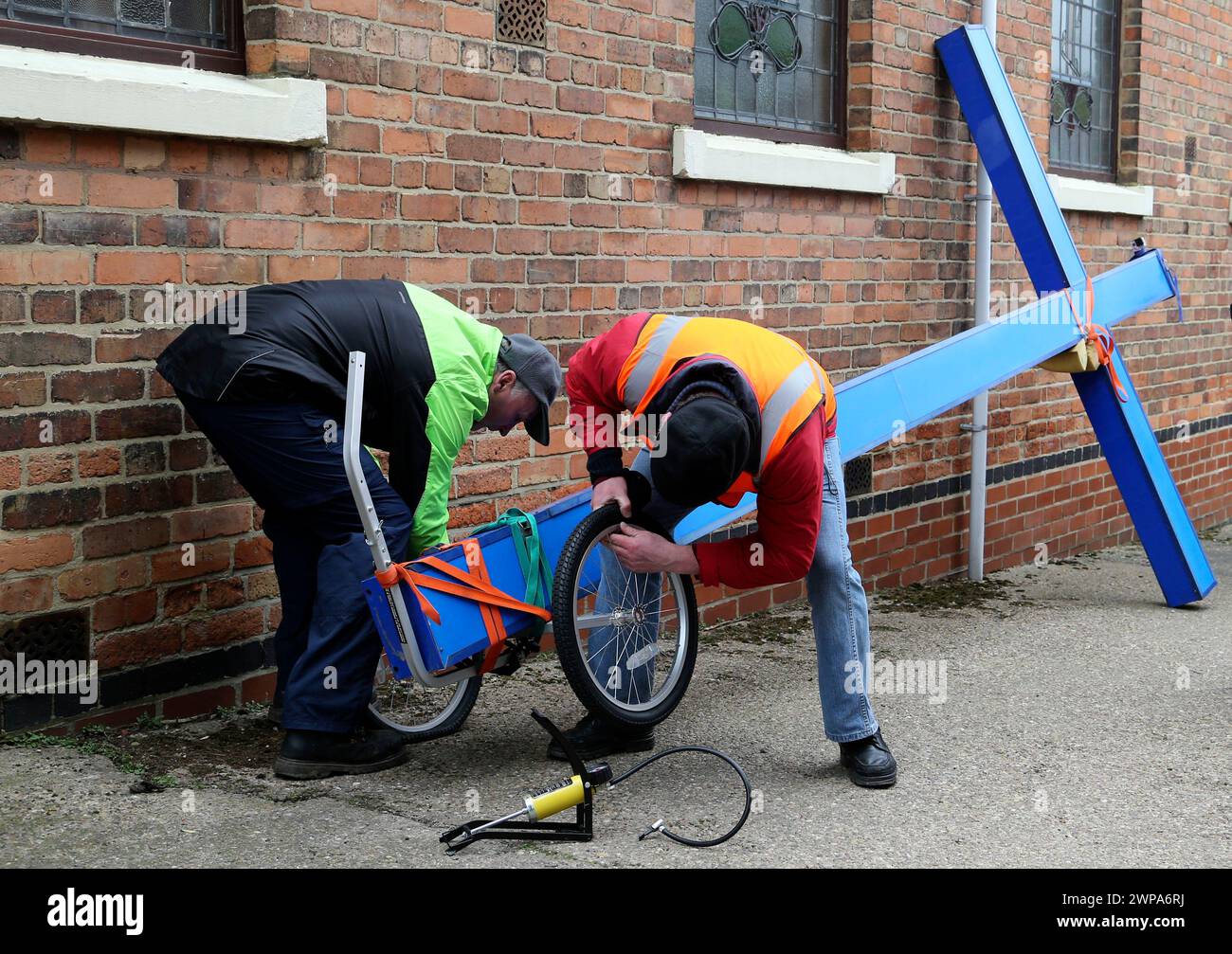 08/03/14 riparazione forature! Per celebrare i fedeli della Quaresima, trascina un incrocio di 18 piedi per oltre 29 chilometri da Derby a Burton-on-Trent. La "grande Croce Blu" così com'è k Foto Stock