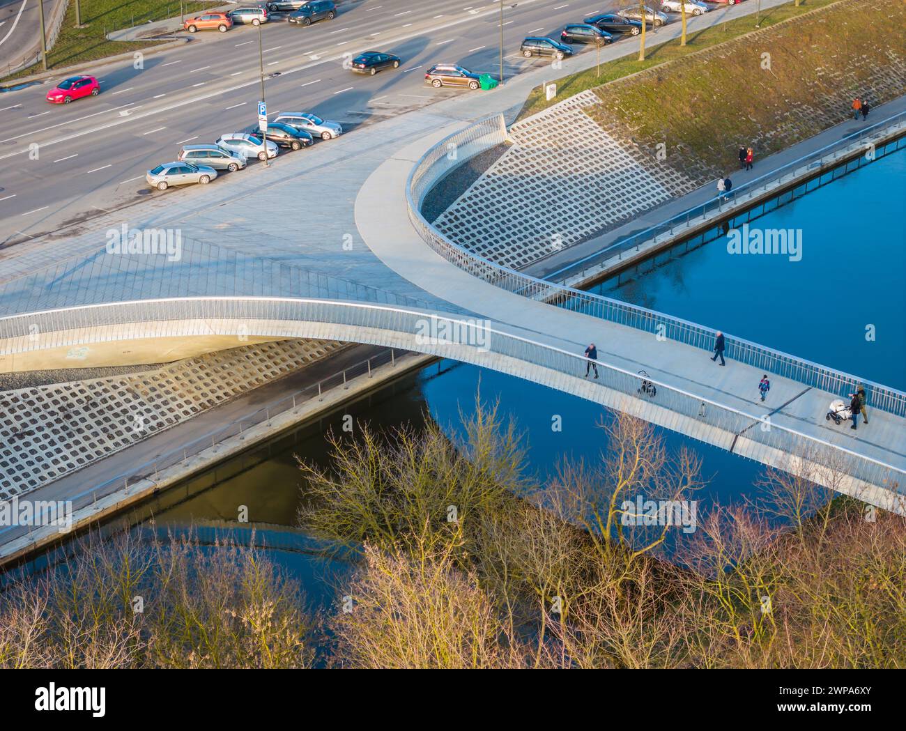 Nuovo e moderno ponte pedonale sul fiume. Foto aerea del ponte di forme arrotondate a Kaunas, Lituania Foto Stock