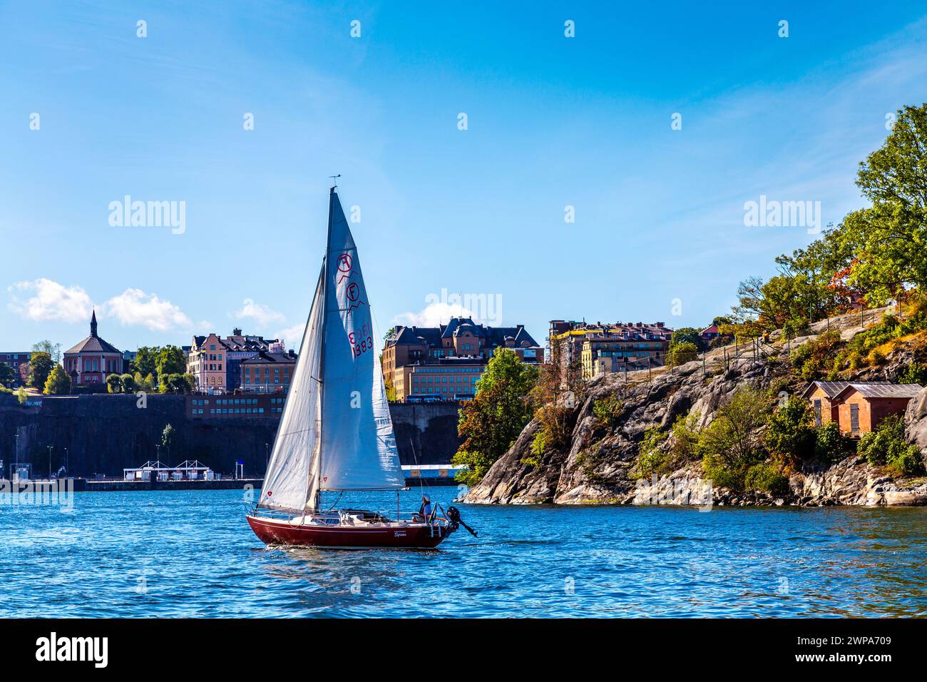 Una barca a vela nell'arcipelago di Stoccolma, Stoccolma, Svezia Foto Stock