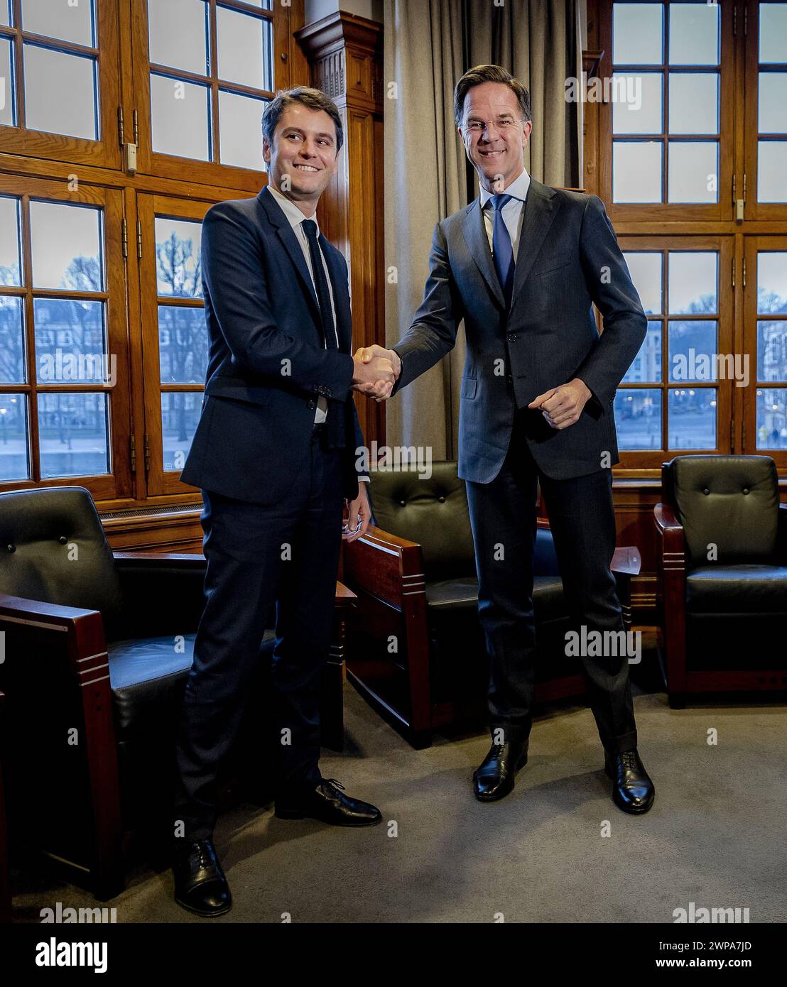 L'AIA - il primo Ministro Mark Rutte saluta il primo Ministro francese Gabriel Attal per una riunione introduttiva presso il Ministero degli affari generali. ANP REMKO DE WAAL paesi bassi - uscita belgio Foto Stock