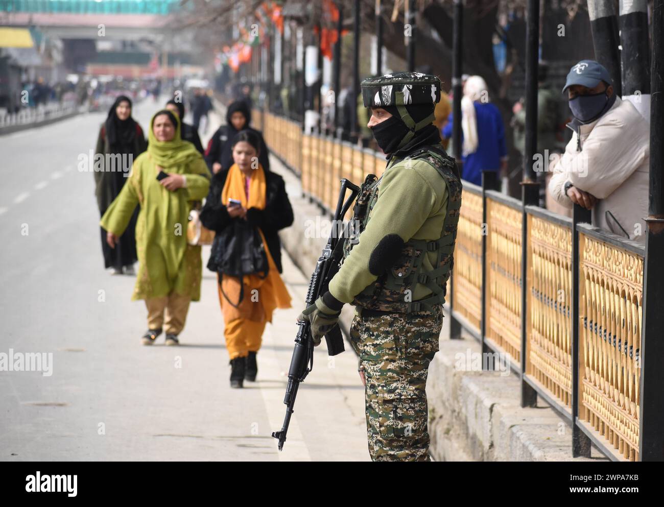 Srinagar, India. 6 marzo 2024. A Srinagar, Kashmir, India, il 6 marzo 2024: La persona di sicurezza indiana CRPF ( Central Reserve Police Force) è di guardia vicino allo stadio Bakshi a Srinagar, Kashmir, garantendo una maggiore sicurezza alla vigilia della visita storica del primo ministro nella regione. (Foto di Danish Showkat/Sipa USA) credito: SIPA USA/Alamy Live News Foto Stock