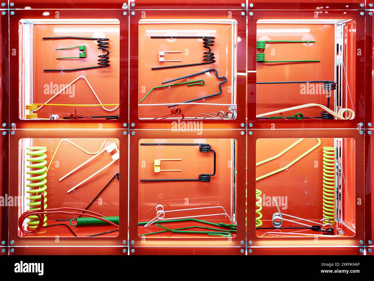 Rebbi primaverili per macchine agricole in negozio all'esposizione Foto Stock