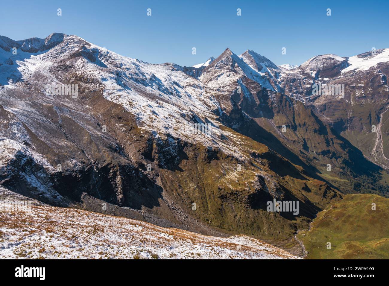 Alta catena montuosa dei Tauri sulla strada alpina del Grossglockner in Austria Foto Stock