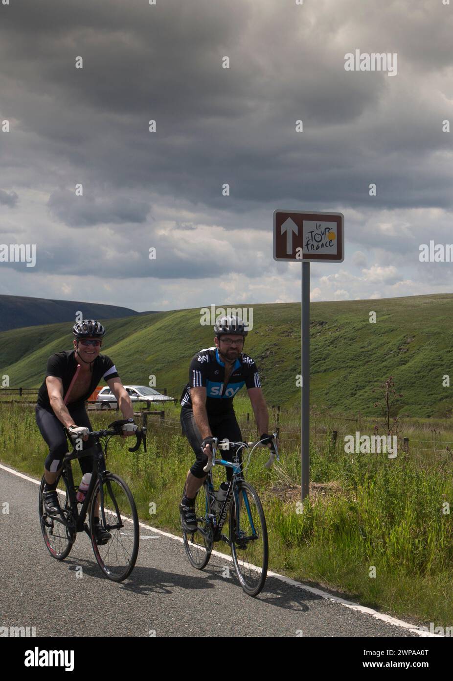 30/06/14 i cavalieri si arrampicano verso Holm Moss. I ciclisti dilettanti si affollano sul percorso del Tour de France di questo fine settimana per affrontare le ripide salite Foto Stock