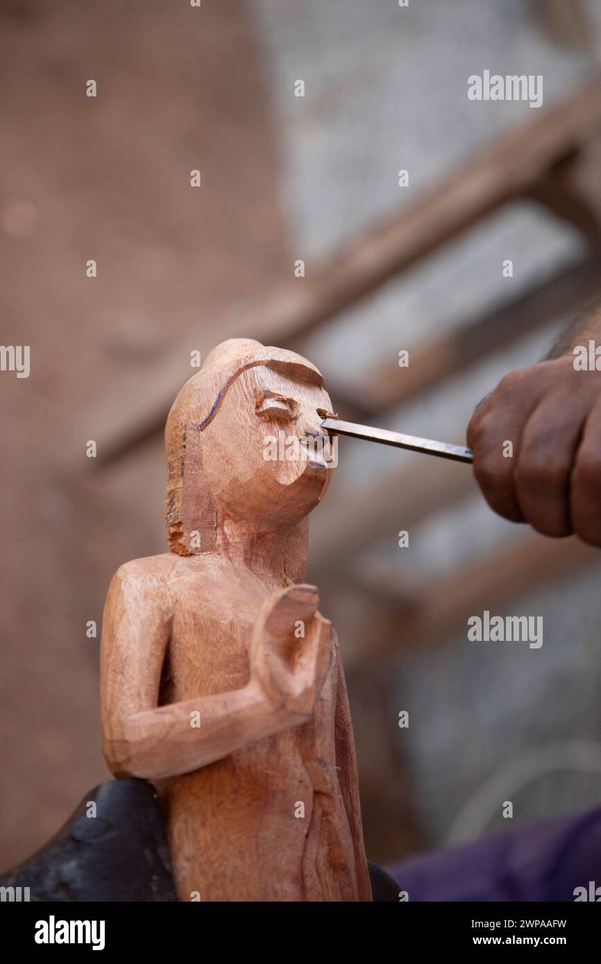 Kolutara, Sri Lanka 09 febbraio 2023. Artigianato tradizionale del legno dello Sri Lanka e artigiani. piccolo laboratorio privato con negozio per la realizzazione di souvenir fatti a mano Foto Stock