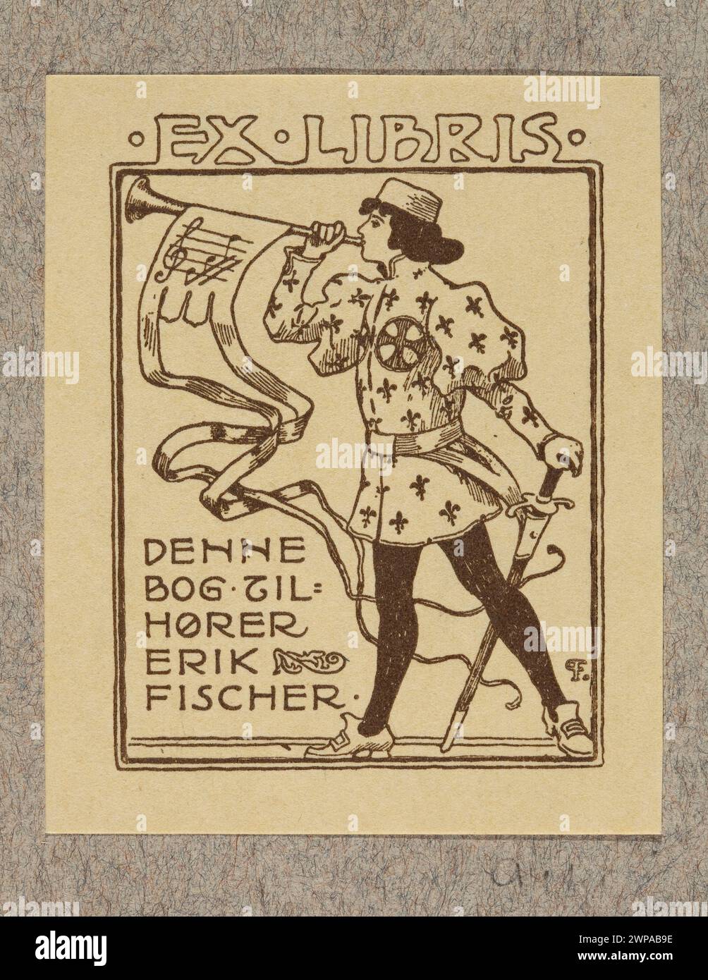 Ex-libris per Erik Fischer di Paul Fischer (1860-1934), circa 1900, raffigurante armi tra cui spade e striscioni, strumenti musicali tra cui violino e trombe, uomini, note ed elementi modernisti, parte della cultura grafica danese e scandinava, nella collezione Dominik Witke-Jeżewski. Foto Stock