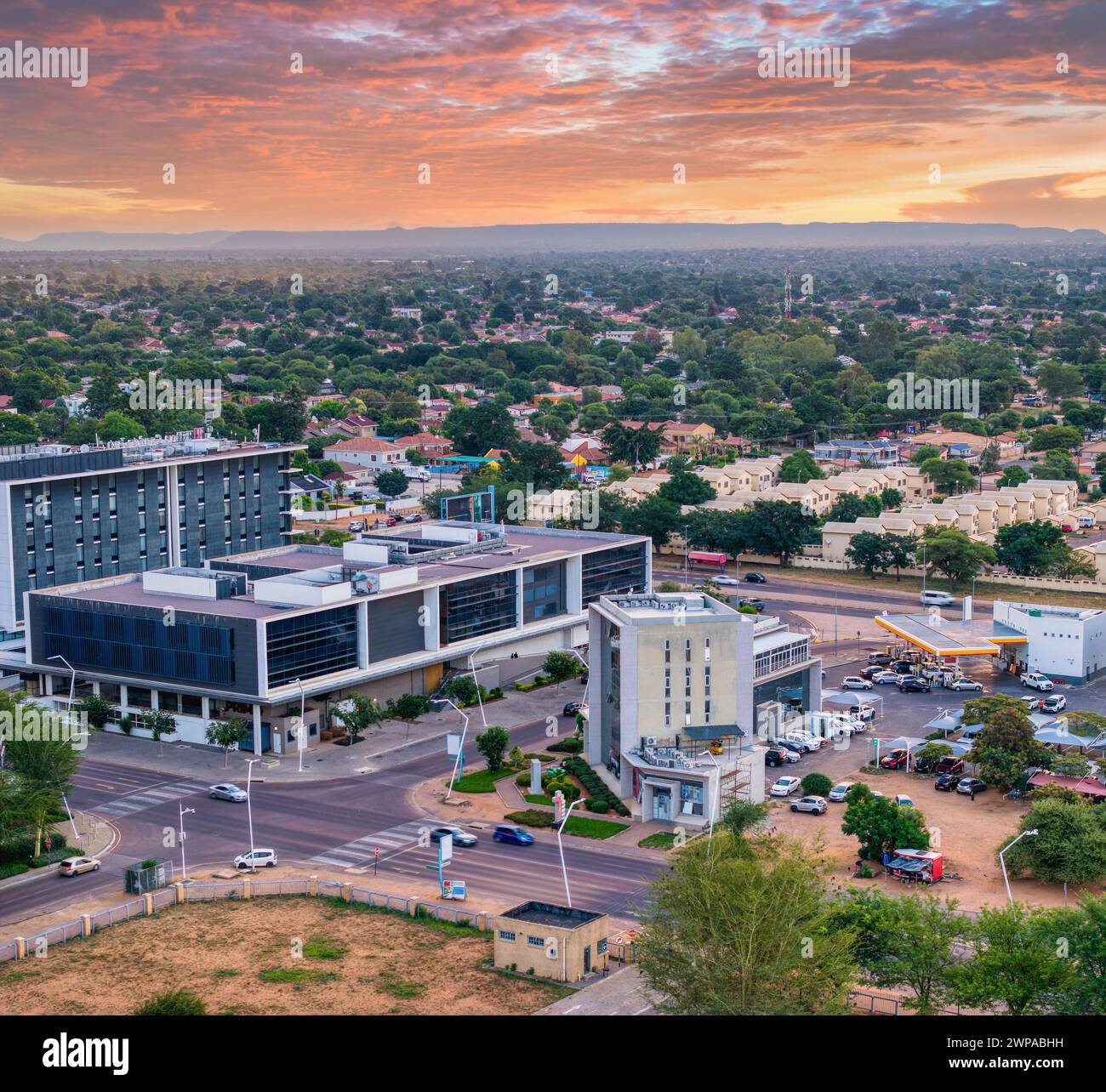 Vista aerea del CBD, Gaborone, Botswana, incrocio e auto, al tramonto Foto Stock
