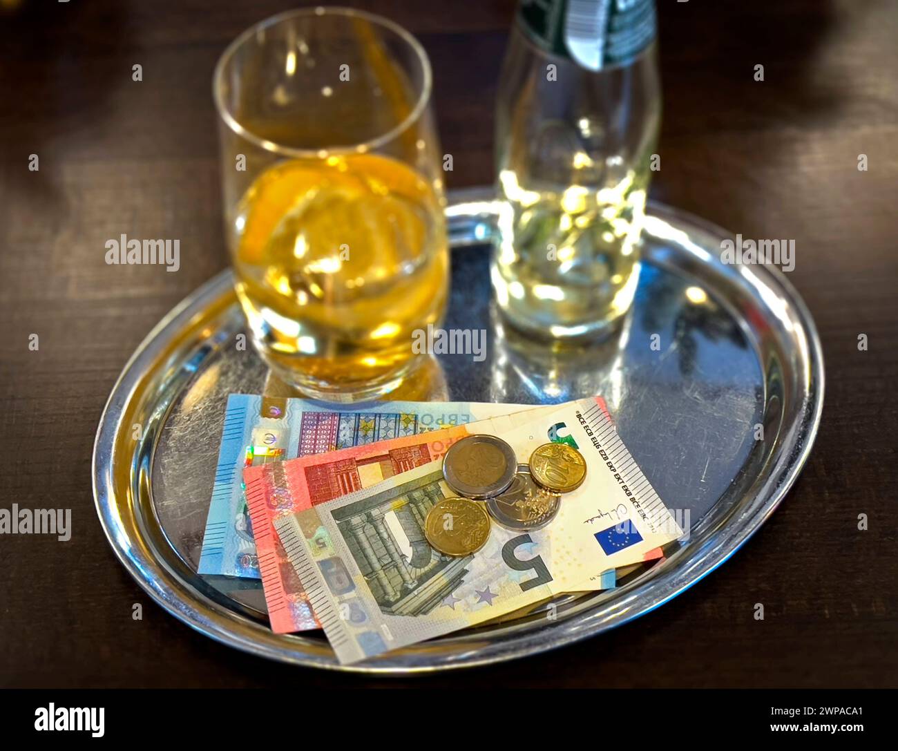 06.03.2024, Symbolbild, Thema: Bargeld in der gastronomie, 06.03.2024, gastronomia 06.03.2024, gastronomia *** 06 03 2024, Symbol image, Cash in the catering trade, 06 03 2024, Catering trade 06 03 2024, Catering trade Foto Stock