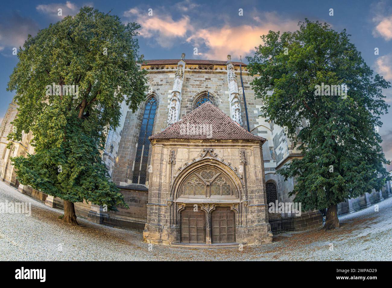 BRASOV, TRANSILVANIA, ROMANIA - 11 LUGLIO 2020: Chiesa Nera, una chiesa costruita dalla comunità tedesca della città in stile gotico. Iniziato nel 138 Foto Stock